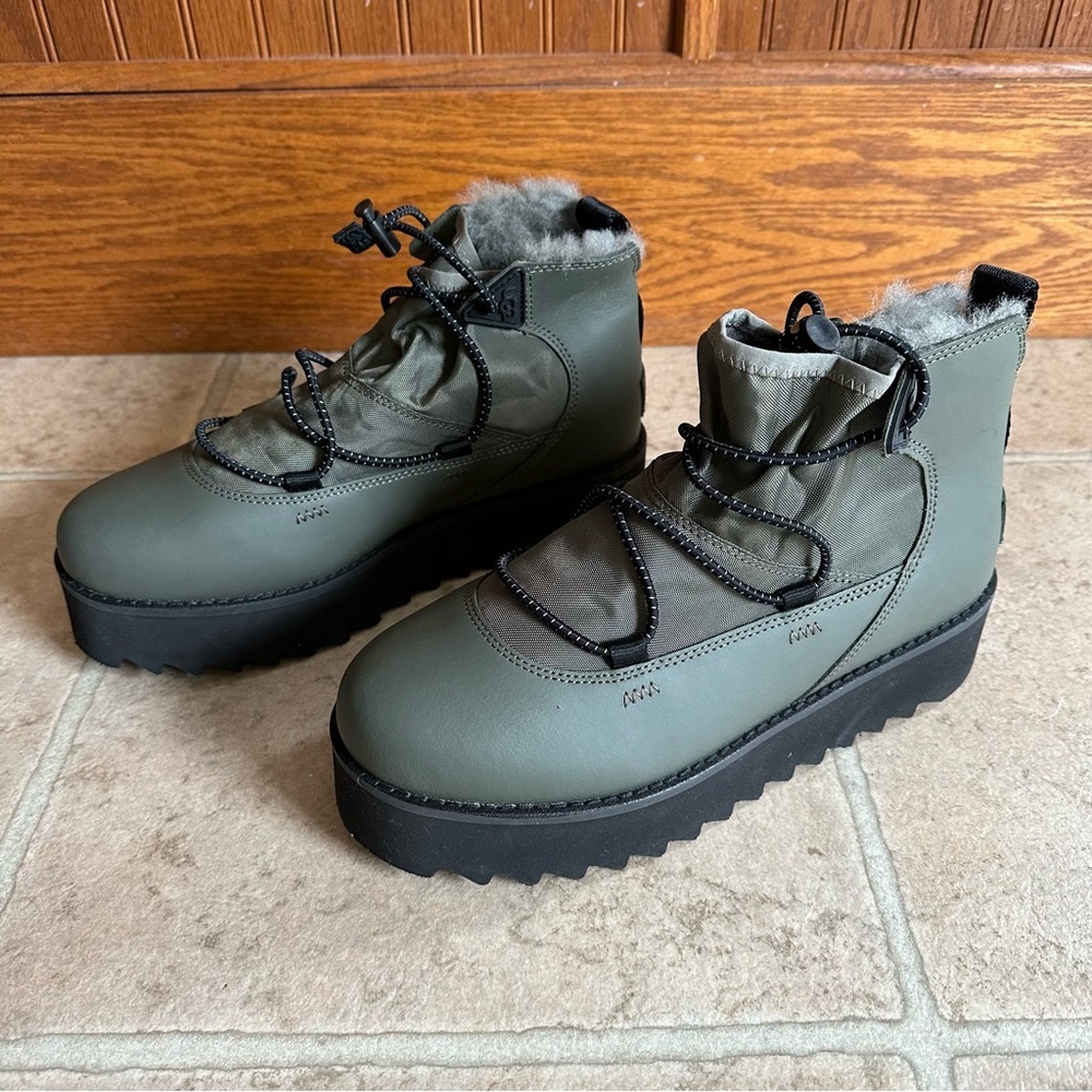 NWOB Ugg Classic Rising Platform Toggle Boot Sage Green Army Green Size 7 - Picture 2 of 7